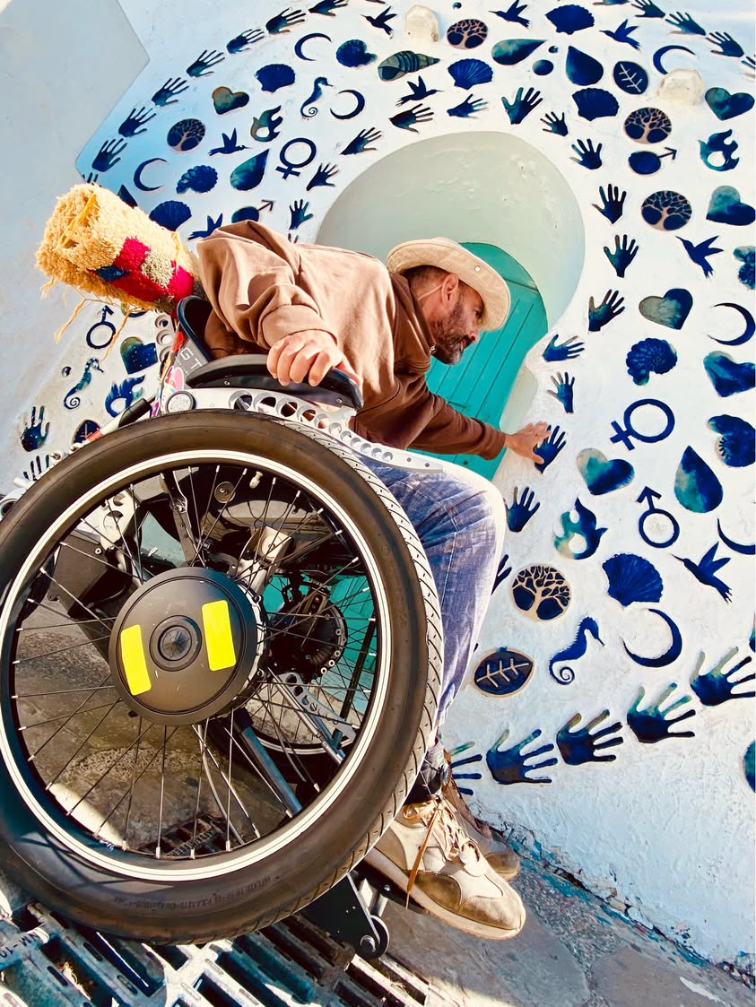 The first thing I saw were the colours. Painted like…